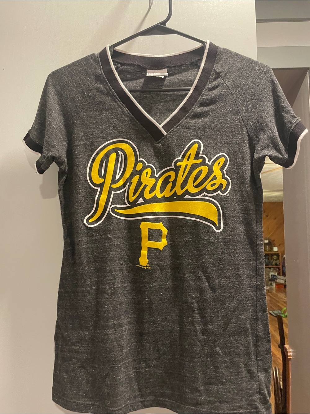 5th & Ocean Black V-Neck Pirates Tee with Yellow Script women’s size M